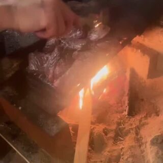 当店自慢のハラミの炭火焼き 中までじっ…