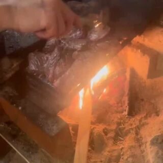 薪で焼き上げる和牛のお肉🥩 Wagyu beef g…
